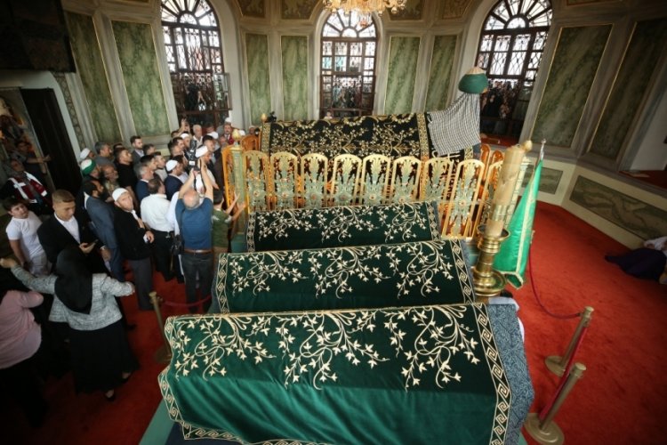 Bursa'da Emir Sultan T&uuml;rbesi'nin sanduka &ouml;rt&uuml;s&uuml; dualarla yerine serildi