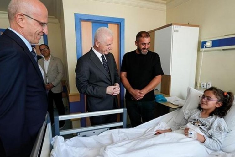 İstanbul Valisi G&uuml;l'den ameliyat olan Ada'ya ziyaret