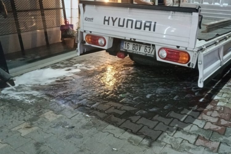 Bursa'da apartmandan gelen atık sular sokağa d&ouml;k&uuml;l&uuml;yor!