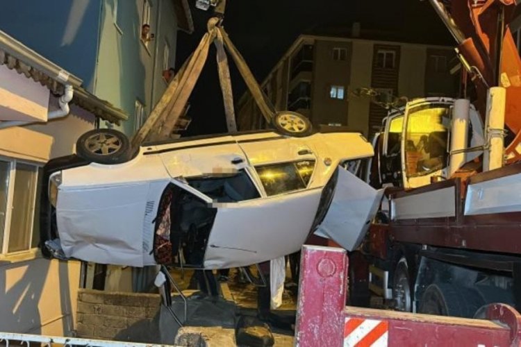Uşak'ta otomobil bina boşluğuna d&uuml;şt&uuml;: 1 &ouml;l&uuml;, 1 yaralı