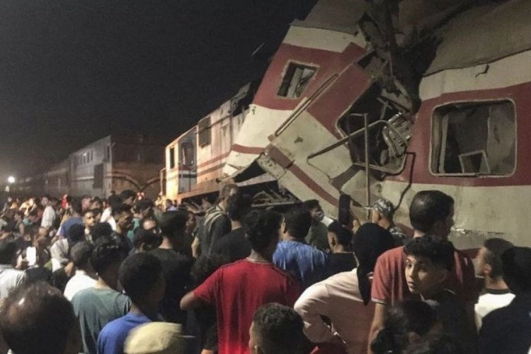 Mısır'da yolcu treni çarpıştı: ölü ve yaralılar var