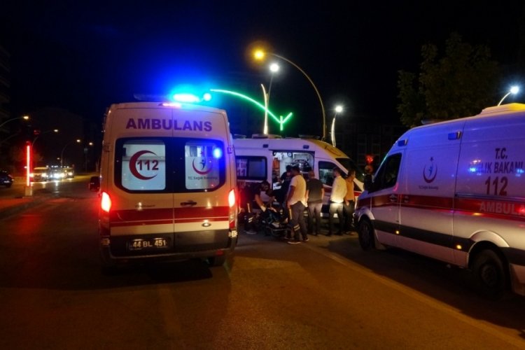 Sivil polis aracının karıştığı kazada 1'i polis 4 kişi yaralandı