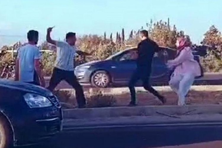 Otob&uuml;s şof&ouml;r&uuml;, tartışma sonrası s&uuml;r&uuml;c&uuml;ye bı&ccedil;akla saldırdı