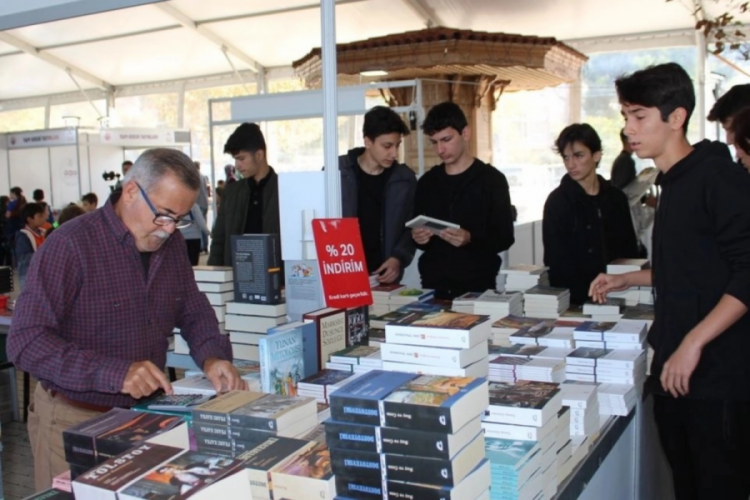 Bursa Gemlik Kitap Limanı kapılarını kitapseverlere a&ccedil;tı