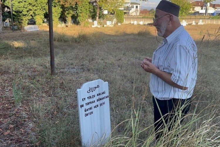 R&uuml;yasından etkilendi: Kendi mezar taşını yaptırdı