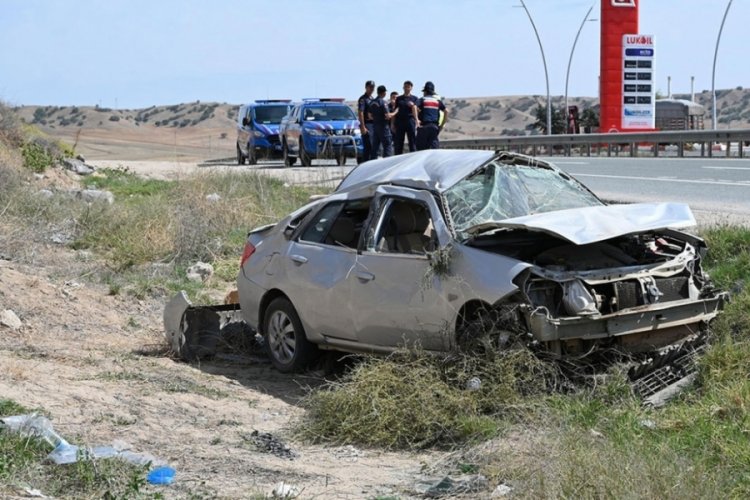 Kırıkkale'de otomobil yol kenarındaki su kanalına devrildi