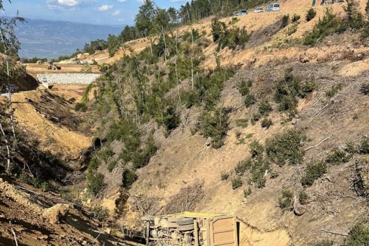 Toprak y&uuml;kl&uuml; kamyon 25 metre y&uuml;kseklikten u&ccedil;uruma yuvarlandı