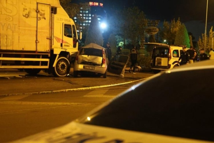 Kamyon ile otomobil &ccedil;arpıştı, otomobil s&uuml;r&uuml;c&uuml;s&uuml; kadın hayatını kaybetti