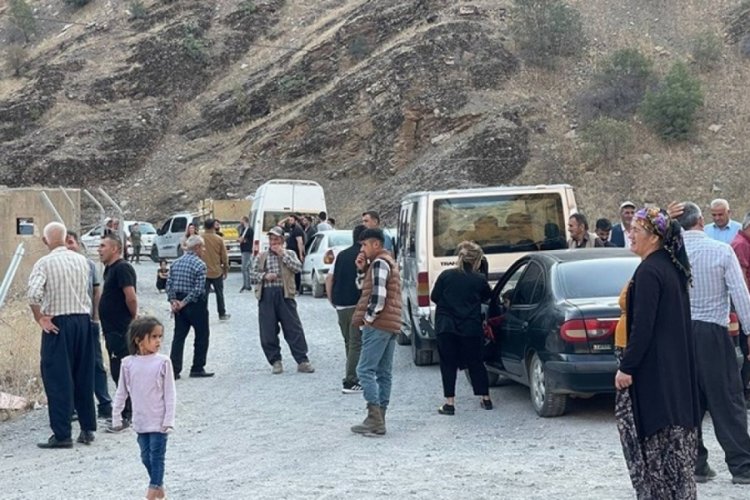 Ter&ouml;r nedeniyle boşalttıkları k&ouml;yde 29 yıl sonra ceviz hasadı yaptılar