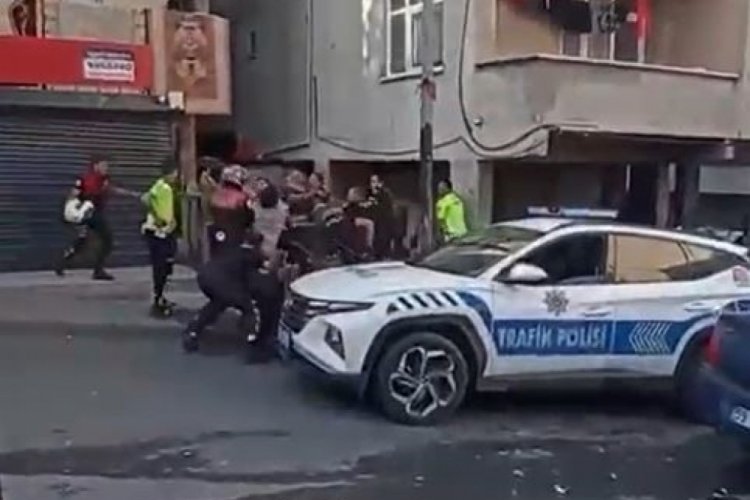 Kavgayı ayırmaya giden polis memurlarına saldırdılar