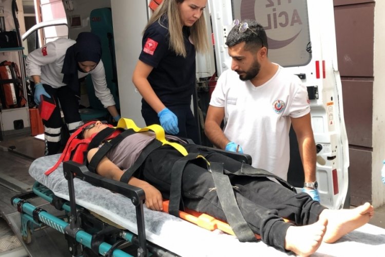Trakt&ouml;r&uuml;n r&ouml;morkundan d&uuml;şen &ccedil;ocuk yaralandı