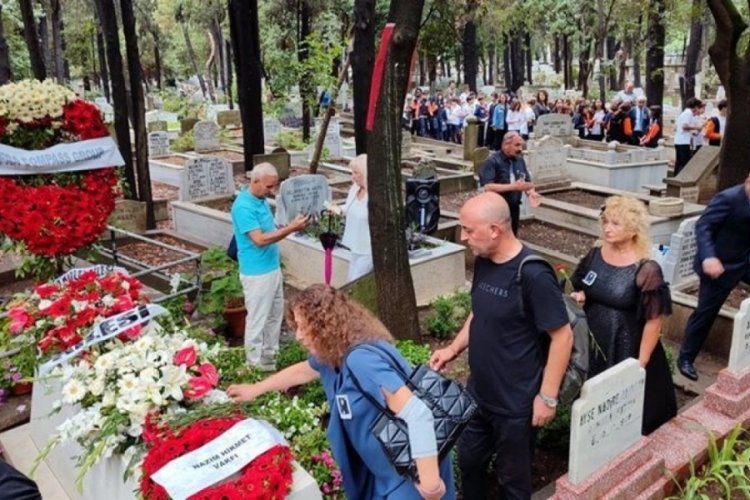 Tarık Akan, ölüm yıl dönümünde mezarı başında anıldı