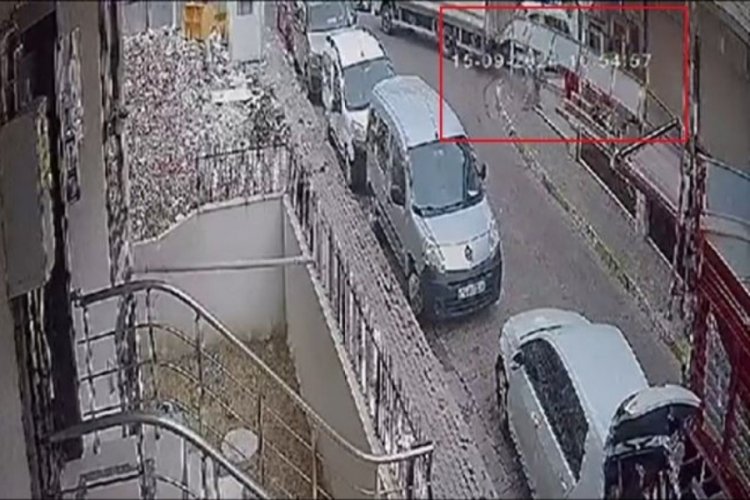 Yolda y&uuml;r&uuml;rken kafasına tabela d&uuml;şt&uuml;! &Ouml;l&uuml;mden d&ouml;nd&uuml;