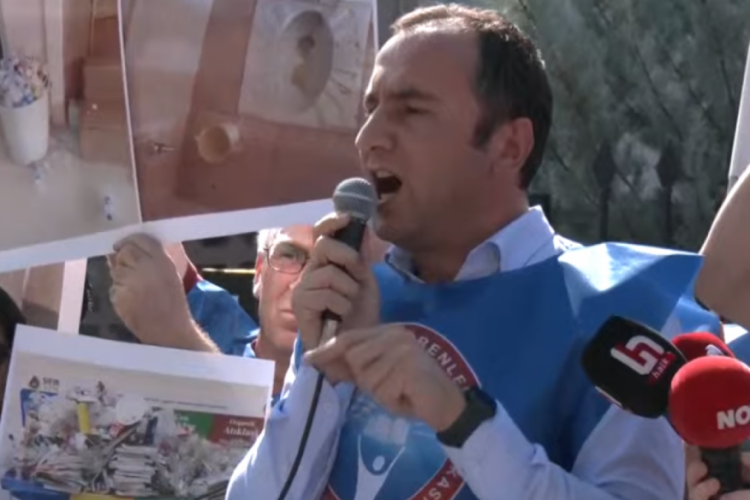 Eğitim-İş Genel Başkanı &Ouml;zbay: Okullar da &ouml;ğrenciler de kaderine terk edildi