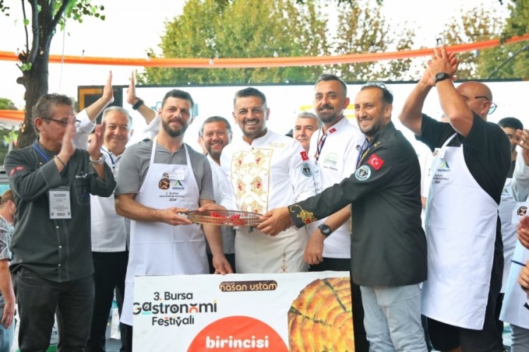 Bursa'da Gastronomi Festivali'nde 10 dakikada 15 metre b&ouml;rek yedi
