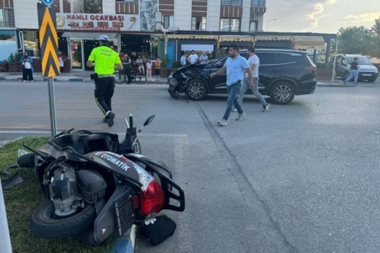 Manisa'da motosiklet ile cipin &ccedil;arpışma anı kamerada: 2 yaralı