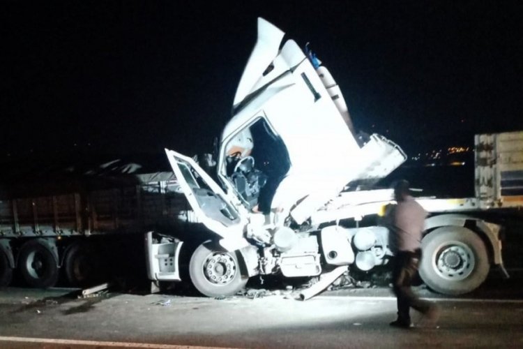 Gaziantep'te &ouml;n&uuml;ndeki tıra &ccedil;arpan tır s&uuml;r&uuml;c&uuml;s&uuml; hayatını kaybetti