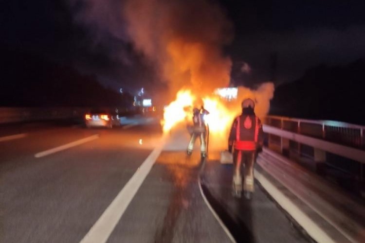 &Ccedil;ekmek&ouml;y'de seyir halindeki otomobil k&uuml;le d&ouml;nd&uuml;