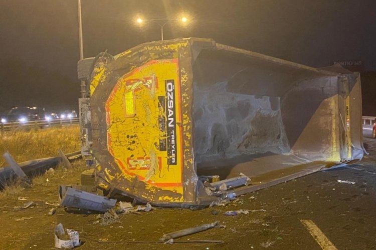 Ankara &Ccedil;evre Yolu'nda kontrolden &ccedil;ıkan tır ref&uuml;je &ccedil;arpıp devrildi