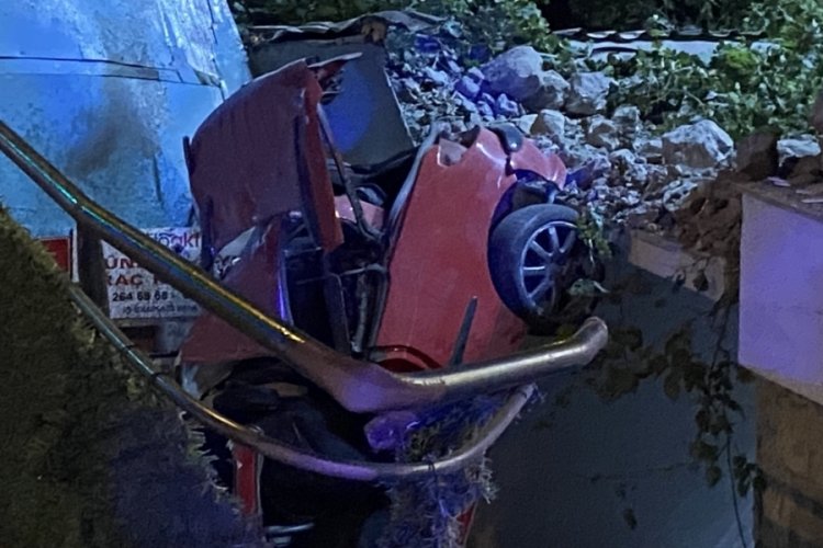 Kontrolden &ccedil;ıkan ara&ccedil; bankanın merdiven boşluğuna u&ccedil;tu: 3 yaralı