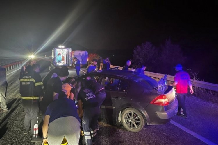 Boz&uuml;y&uuml;k-Bursa karayolunda tıra &ccedil;arpan otomobildeki 2 kişi yaralandı