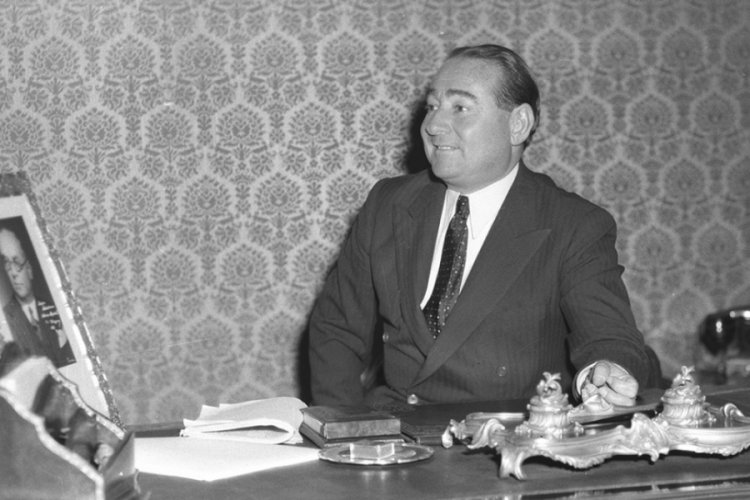 Adnan Menderes kimdir? Adnan Menderes olayı nedir? Adnan Menderes hangi suçtan yargılandı? Adnan Menderes Türkiye için ne yaptı? Adnan Menderes sağcı mı solcu mu? 