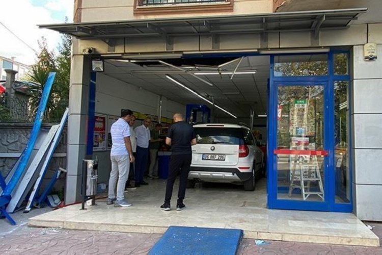 Otomobil markete daldı, vatandaş araba &ccedil;ekilişi var zannetti