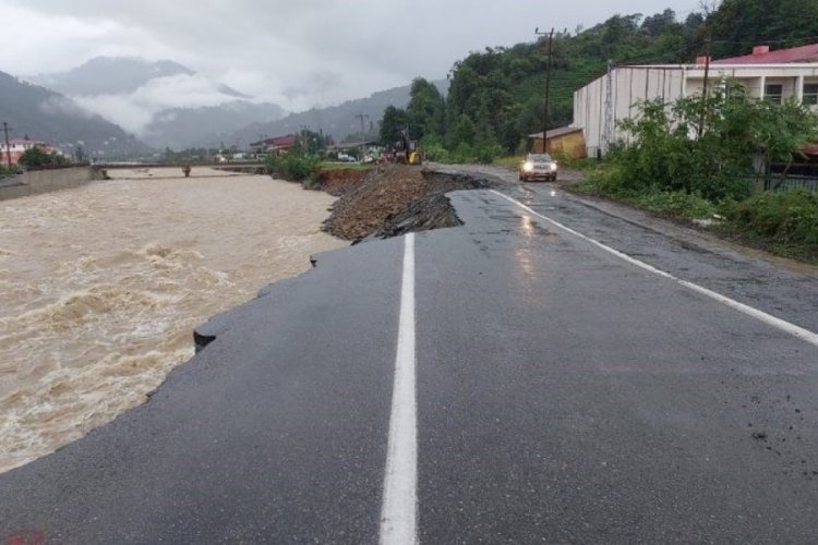 Artvin'i şiddetli yağış sonrası yol &ccedil;&ouml;kt&uuml;