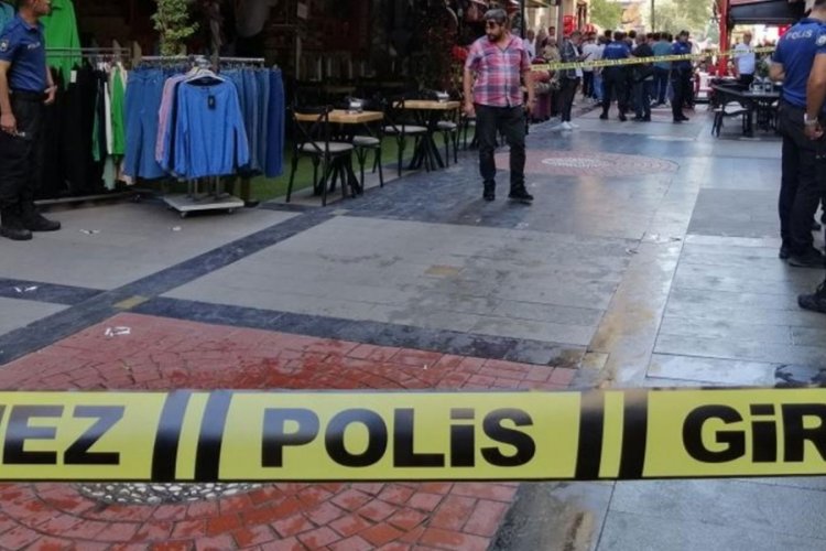 İki esnaf arasında &ccedil;ıkan kavgada kan d&ouml;k&uuml;ld&uuml;