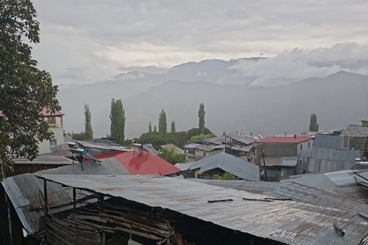 Erzurum'da aniden bastıran sağanak yağmur etkili oldu!