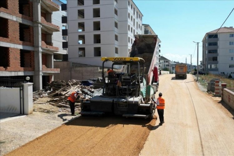Bursa'da Fatih Mahallesi'nde yeni yollara sathi kaplama yapılıyor