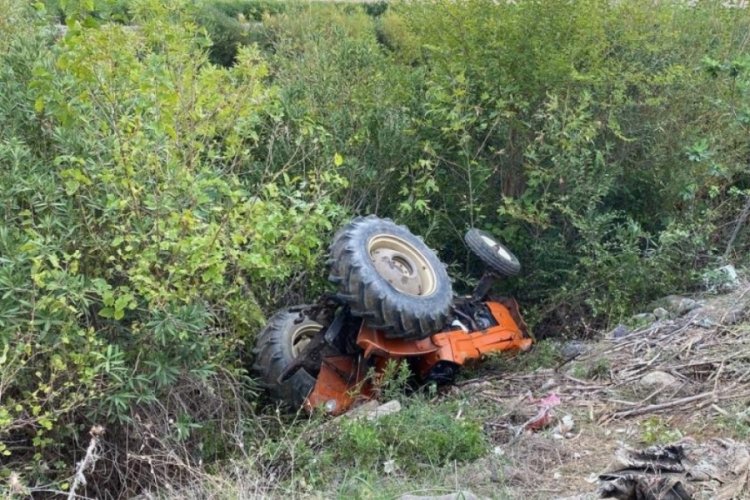 Adana'da trakt&ouml;r şarampole yuvarlandı, 13 yaşındaki s&uuml;r&uuml;c&uuml; yaralandı