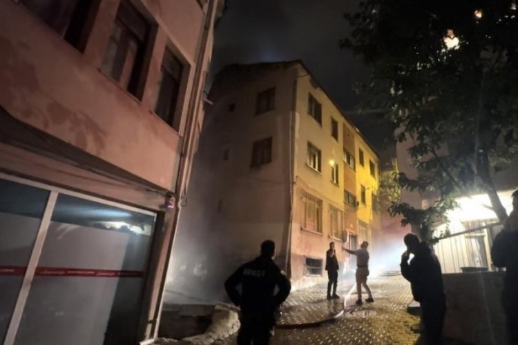 Kastamonu'da 3 katlı binanın &ccedil;atısında korkutan yangın