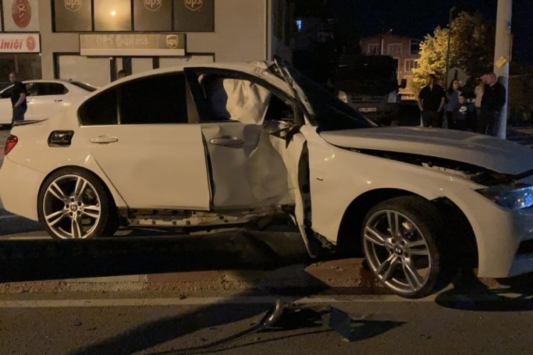 Kontrolden &ccedil;ıkan otomobil aydınlatma direğine &ccedil;arptı, s&uuml;r&uuml;c&uuml; kayıplara karıştı