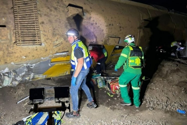 Yolcu treni raydan çıktı! Çok sayıda yaralı