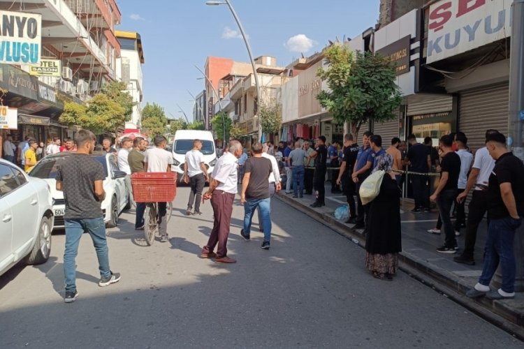 Kuyumcunun kendi kafasına sıktığı mermi yanında oturan kişiye sekti