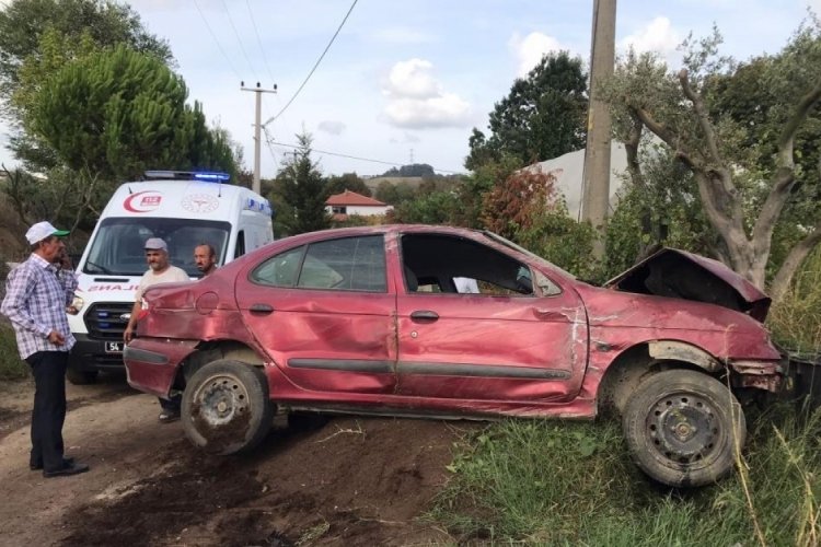 Sakarya'da yoldan &ccedil;ıkan ara&ccedil; fidanlığa u&ccedil;tu: Sıkışan s&uuml;r&uuml;c&uuml;y&uuml; itfaiye kurtardı