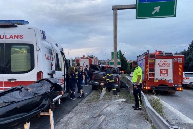 Kocaeli'de feci kaza: Ara&ccedil; bariyere saplandı, s&uuml;r&uuml;c&uuml; hayatını kaybetti
