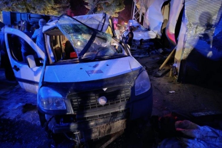 Malatya'da freni boşalan kamyonet ortalığı savaş alanına &ccedil;evirdi: 7 yaralı