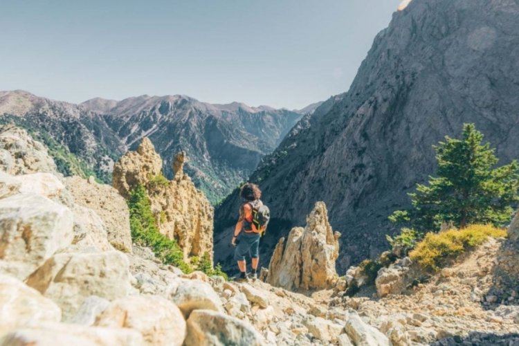  Yürüyüş yapan turistin üzerine taş düştü! 