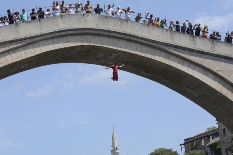 Evlenmek isteyenler cesaretlerini gösteriyor! 500 yıldır bu köprüden atlıyorlar