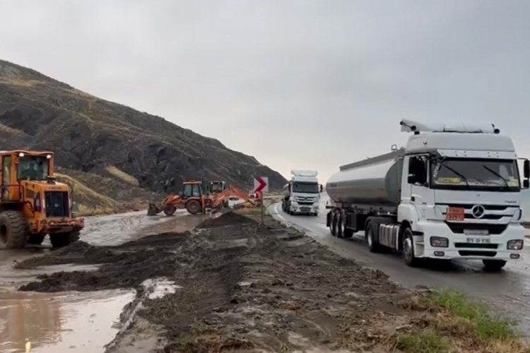 Bitlis'te  heyelan korku dolu anlar yaşattı!