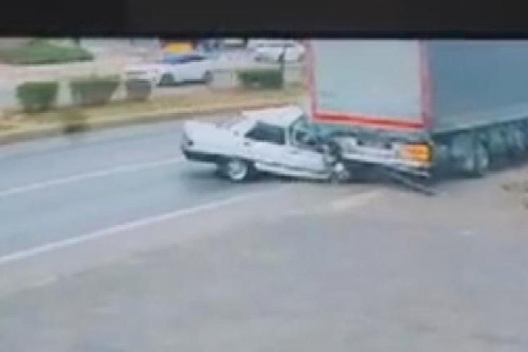 Otomobil park halindeki tıra &ccedil;arparak saplandı! 1 &ouml;l&uuml; 1 ağır yaralı