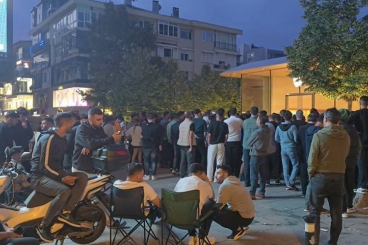 120 bin TL'lik telefon i&ccedil;in geceden kuyruğa girdiler!