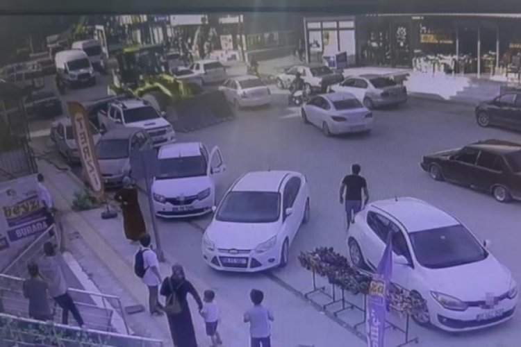 İş makinesi ara&ccedil;lara &ccedil;arpa &ccedil;arpa ilerledi, hi&ccedil; bir şey olmamış gibi yoluna devam etti!