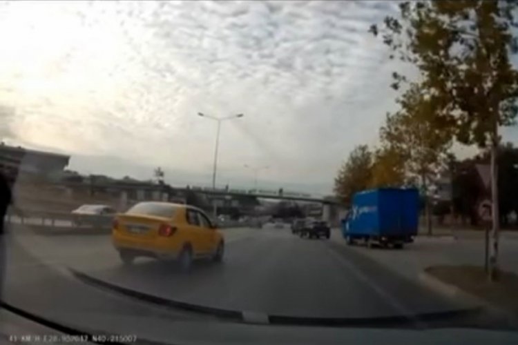 Bursa'da en sağ şeritten en sola ge&ccedil;en s&uuml;r&uuml;c&uuml; kaza yaptı!