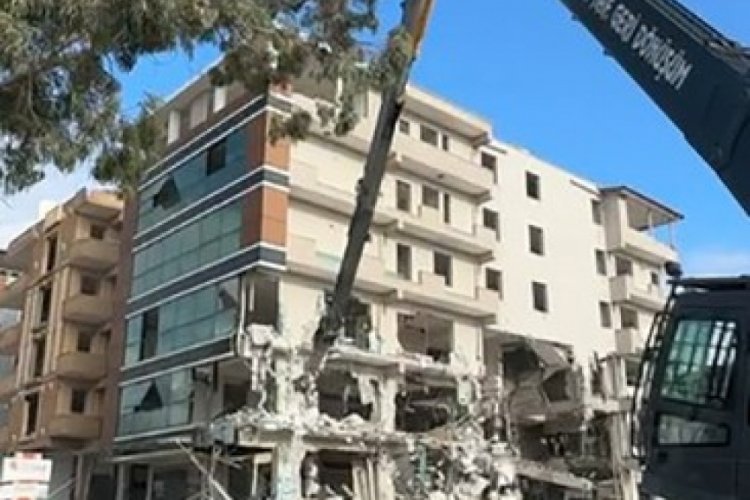 Hatay'da 6 katlı binanın yıkılma anı kameralara yansıdı