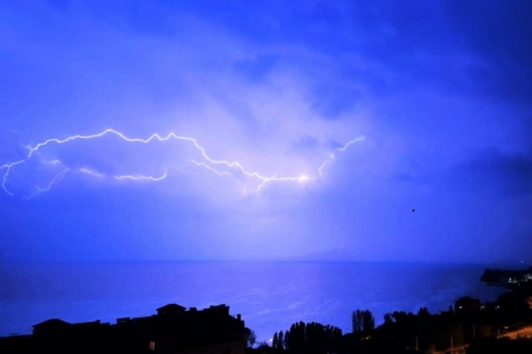 Bitlis'te gece saatlerinde etkili olan şimşekler geceyi aydınlattı!