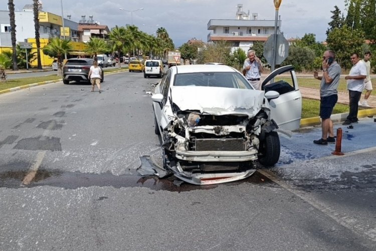 Antalya'da feci kaza! Hurda olan otomobilden sağ salim &ccedil;ıktı