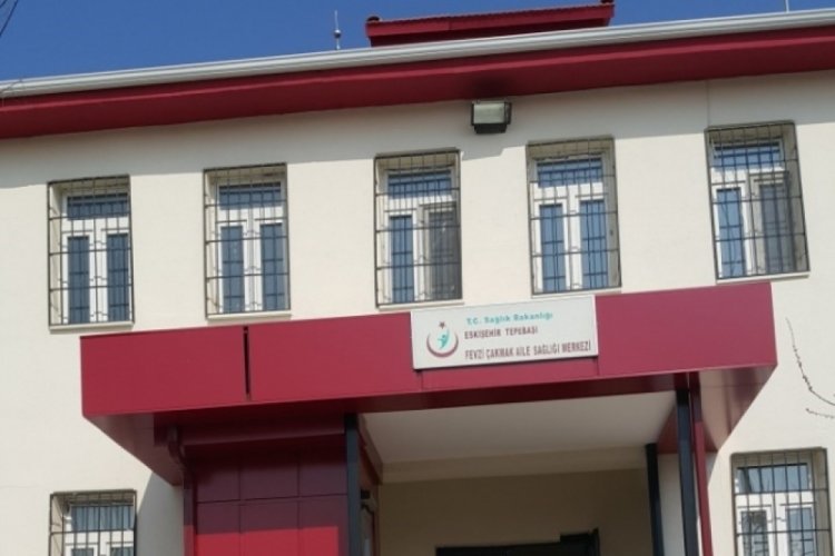 Anne, oğluna rapor vermeyen aile hekimini hastanelik etti